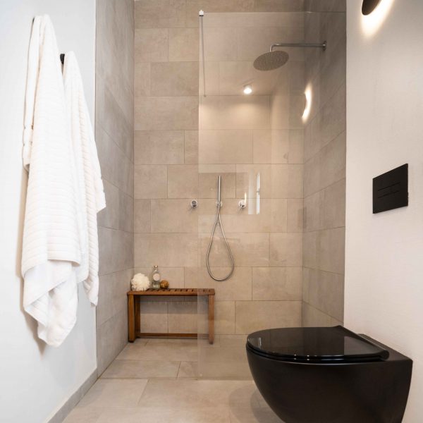עיצוב חדרי אמבטיה קטנים בתכנון מוקפד וצבעוניות אחידה