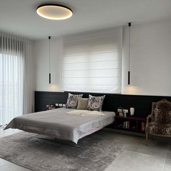 מיטה מרחפת בחדר שינה הורים עם שטיח תואם